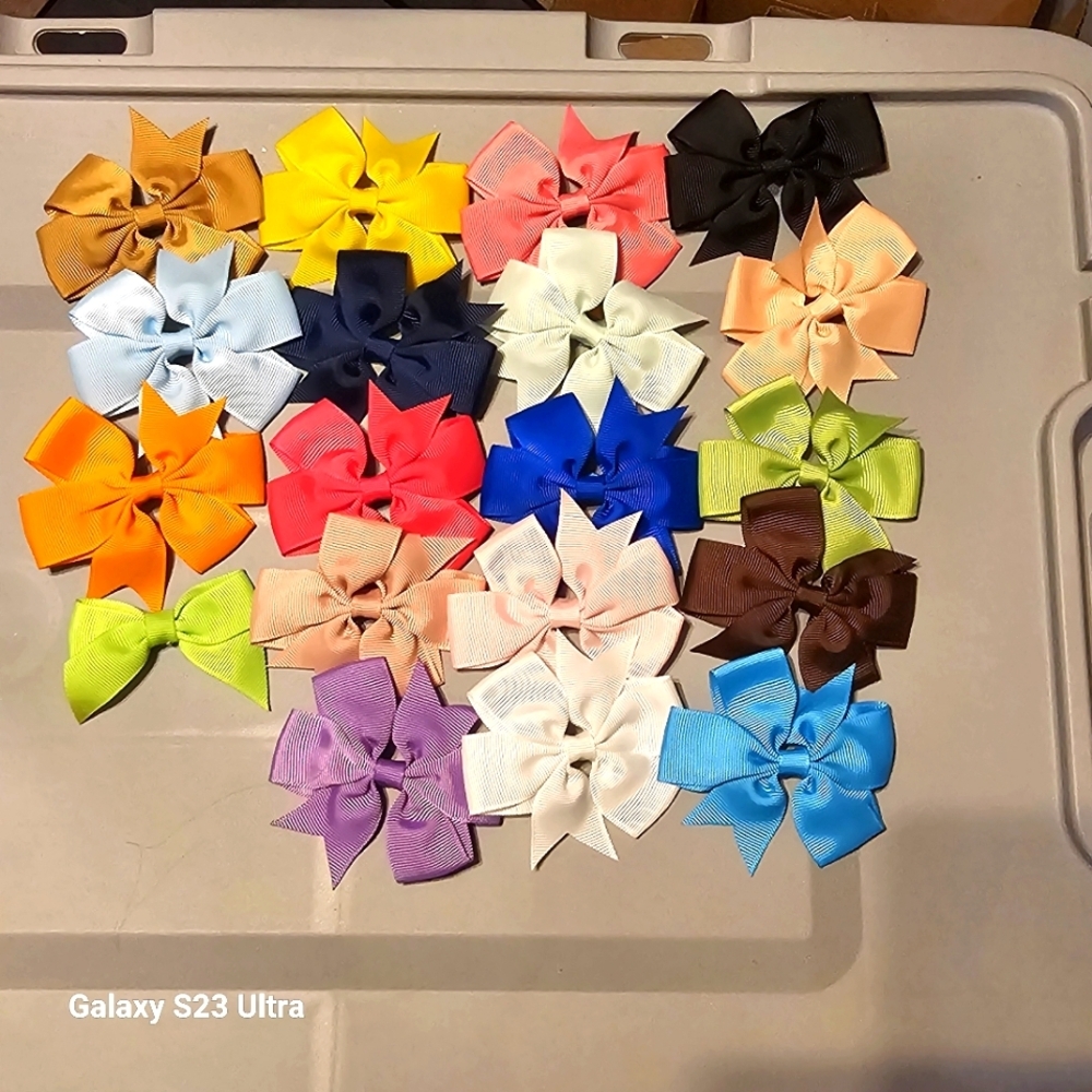 Lot Of 19 Colorful Hair Bow Set